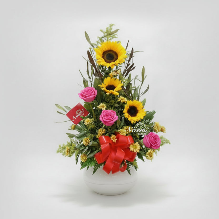 Arreglo floral Sol de Verano con girasoles rosas y flores amarillas - Floristería Panamá
