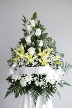 Arreglo funeral confeccionado con lirios, rosas, cremon y follaje variado y cinta - Floristería Noemi Flowers