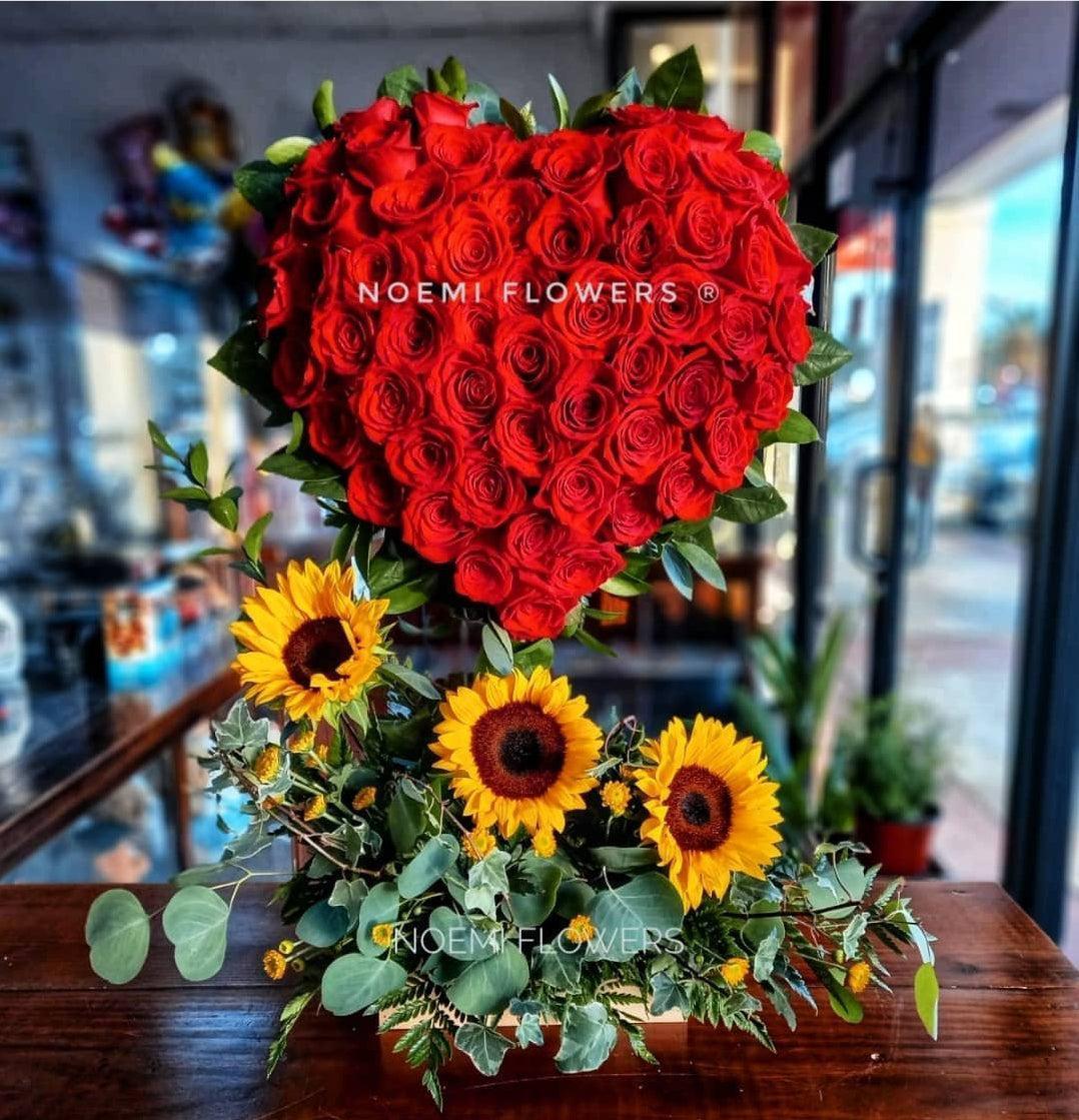 Arreglo con 60 Rosas Rojas, girasoles y follaje variado - Floristería Noemi Flowers