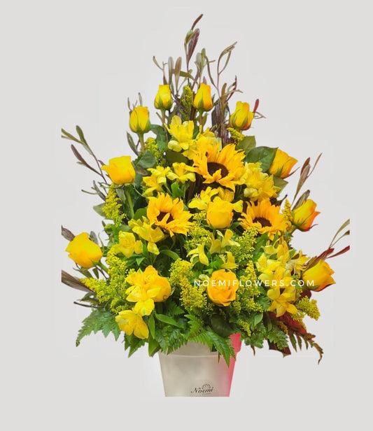 Confeccionado con rosas , astromelias, girasoles y follaje variado - Floristería Noemi Flowers.