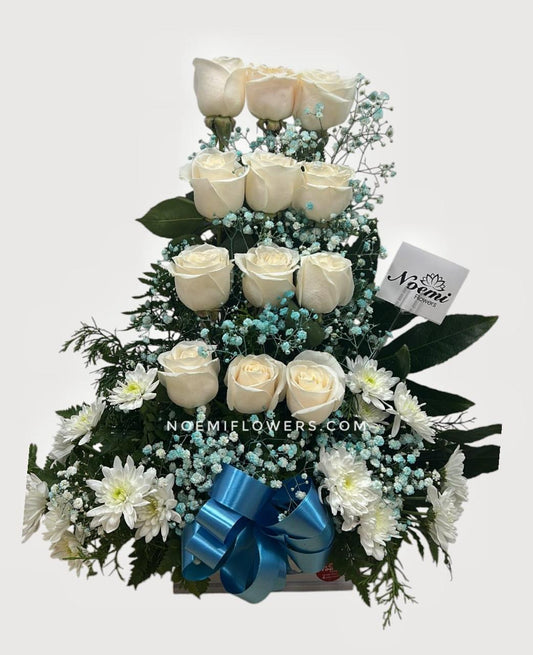 Arreglo floral confeccionado en forma de cascada co rosas y crisantemos acompañado de follaje variado  - Floristería Noemi Flowers