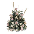 Arreglo floral rosado confeccionado con 24 rosas, gipsofilia, 