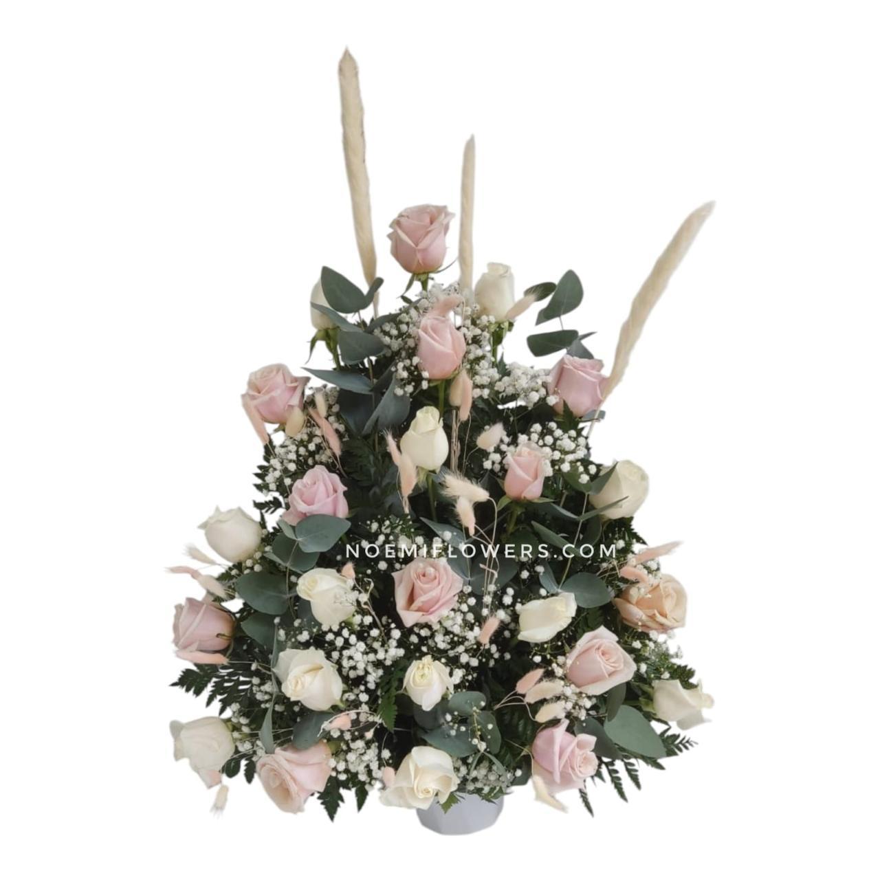 Arreglo floral rosado confeccionado con 24 rosas, gipsofilia, 