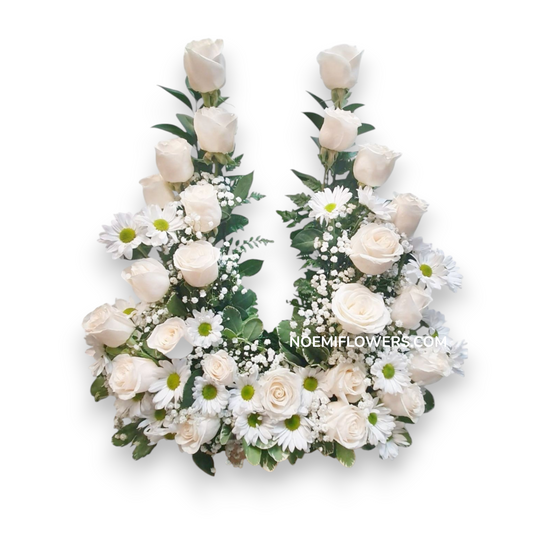 Confeccionado con rosas, margaritas, gipsofilia y follaje variado - Floristería Noemi Flowers. 
