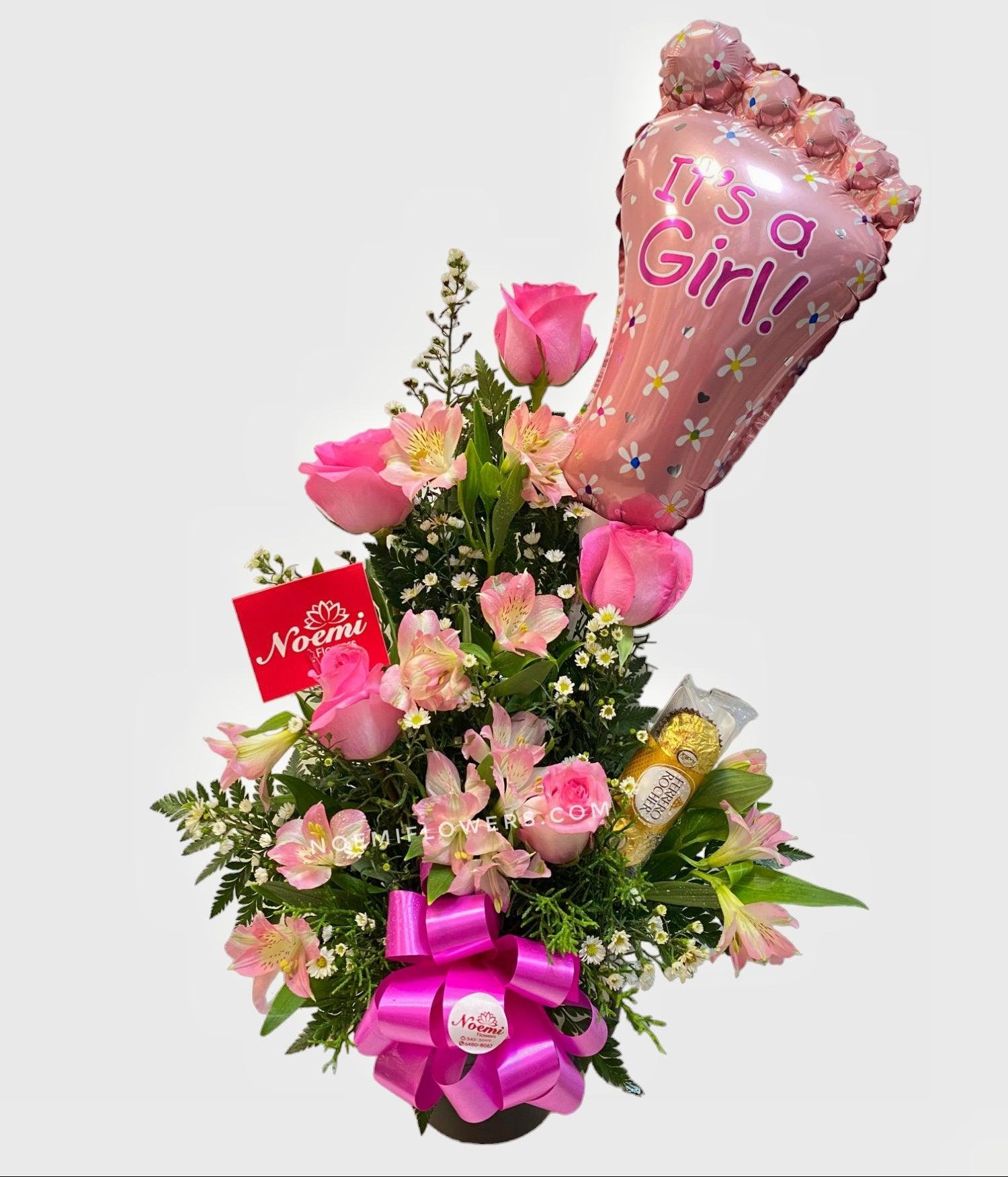Arreglo de rosas fucsia con astromelias follaje y globo rosado para niña - Floristería Noemi Flowers