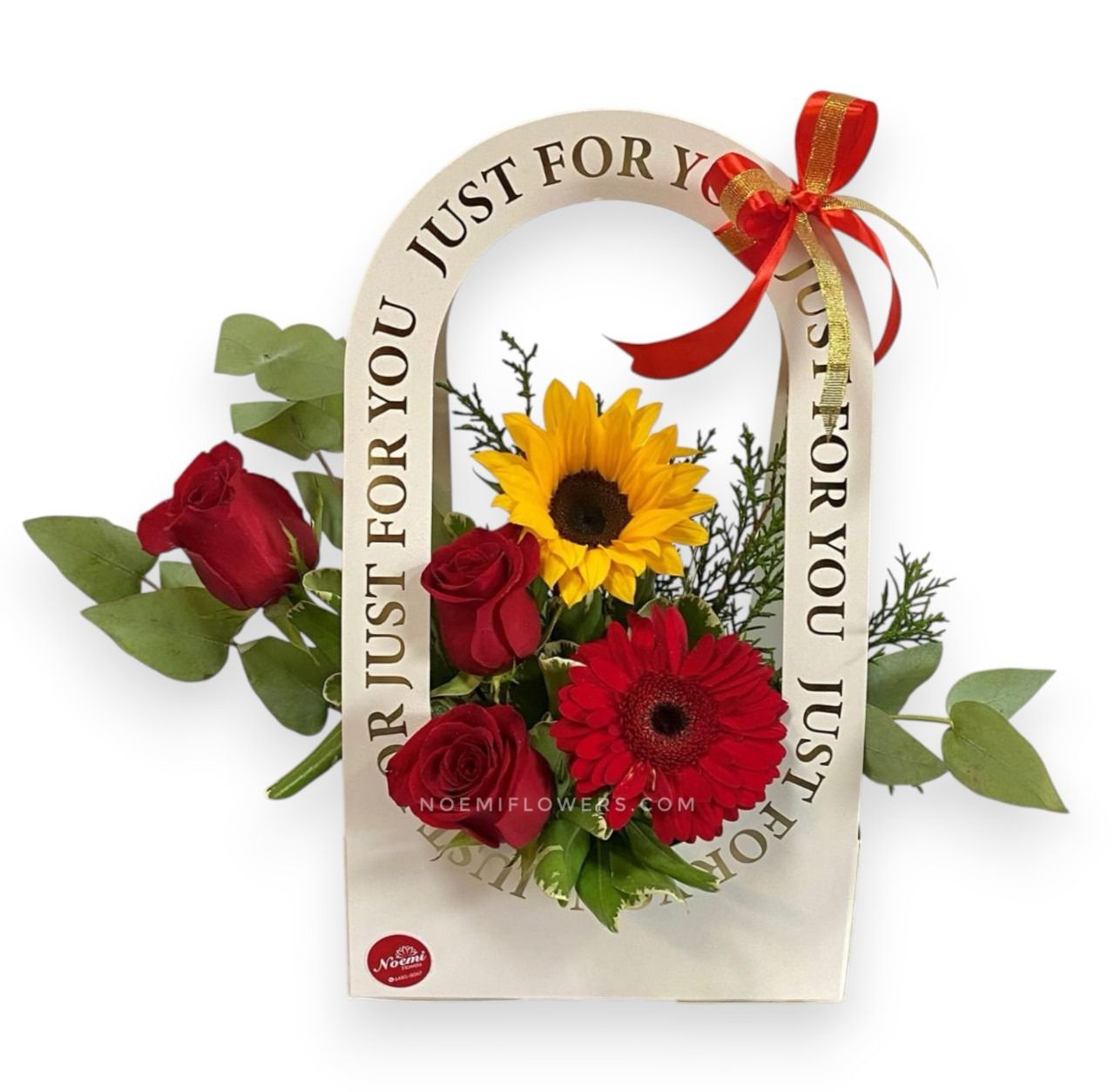 Arreglo floral confeccionado con gerbera, rosas, girasol y follaje variado - Floristería Noemi Flowers. 