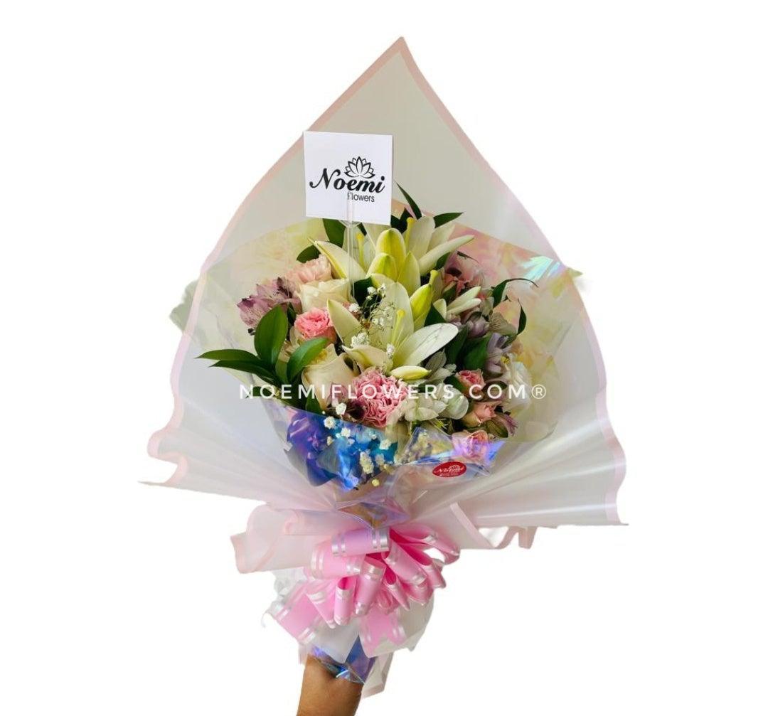 Bouquet de lirios con claveles rosas minirosas - Floristería Noemi Flowers