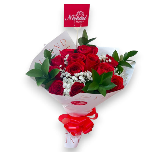 Confeccionado con rosas. gipsofilia, rusco - Floristería Noemi Flowers. 