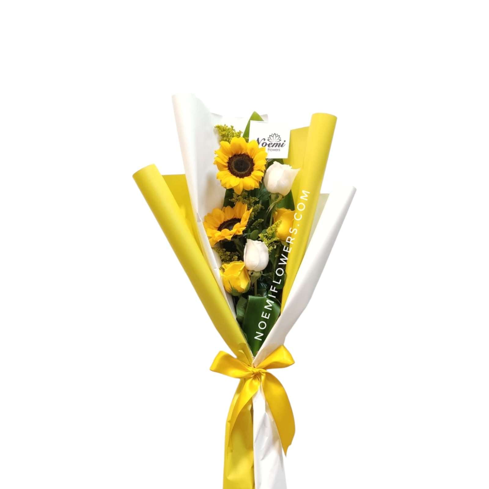 Bouquet confeccionado con rosas y girasol envuelto en papel decorativo - Floristería Noemi Flowers
