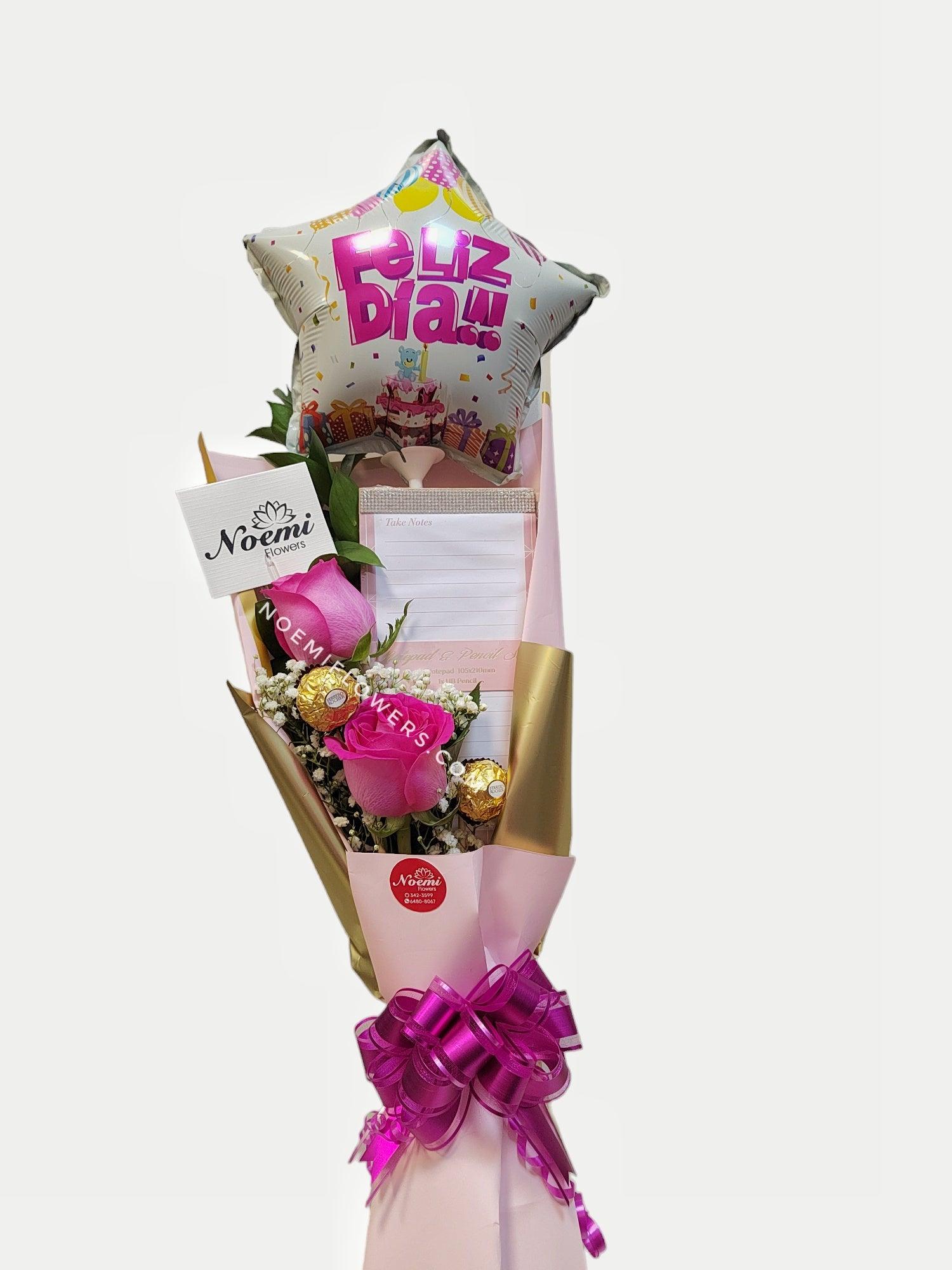 Bouquet  con 2 rosas fucsia, bombones, note pad y globo chico - Floristería Noemi Flowers