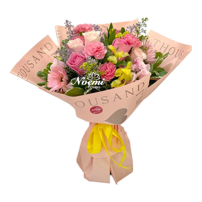 Hermoso Bouquet Atenea con rosas, claveles, gerbera y follaje variado. - Floristería Noemi Flowers