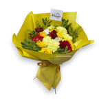 Bouquet Atenea con rosas peach, gerberas rojas, claveles blancos y follaje en papel amarillo - Floristería Noemi Flowers Panamá