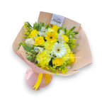 Bouquet Atenea con rosas amarillas, gerberas blancas, claveles y solidago en papel crema con lazo amarillo - Floristería Noemi Flowers Panamá