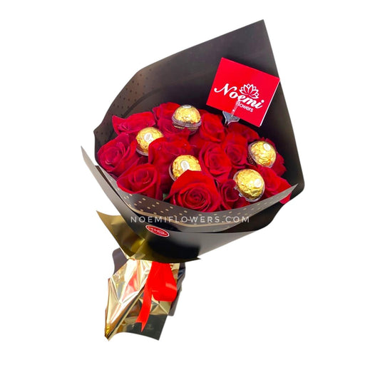 Bouquet compuesto de rosas y bombones Ferrero Rocher - Floristería Noemi Flowers. 