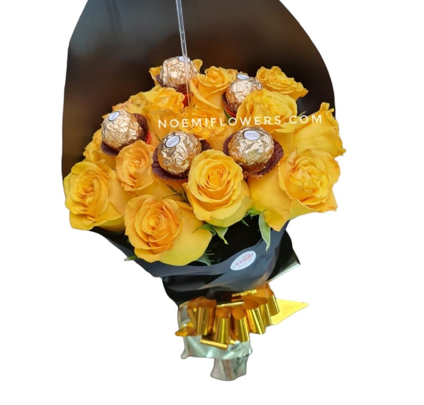 Confeccionado con 15 rosas amarillas y 5 bombones Ferrero Rocher - Floristería Noemi Flowers. 