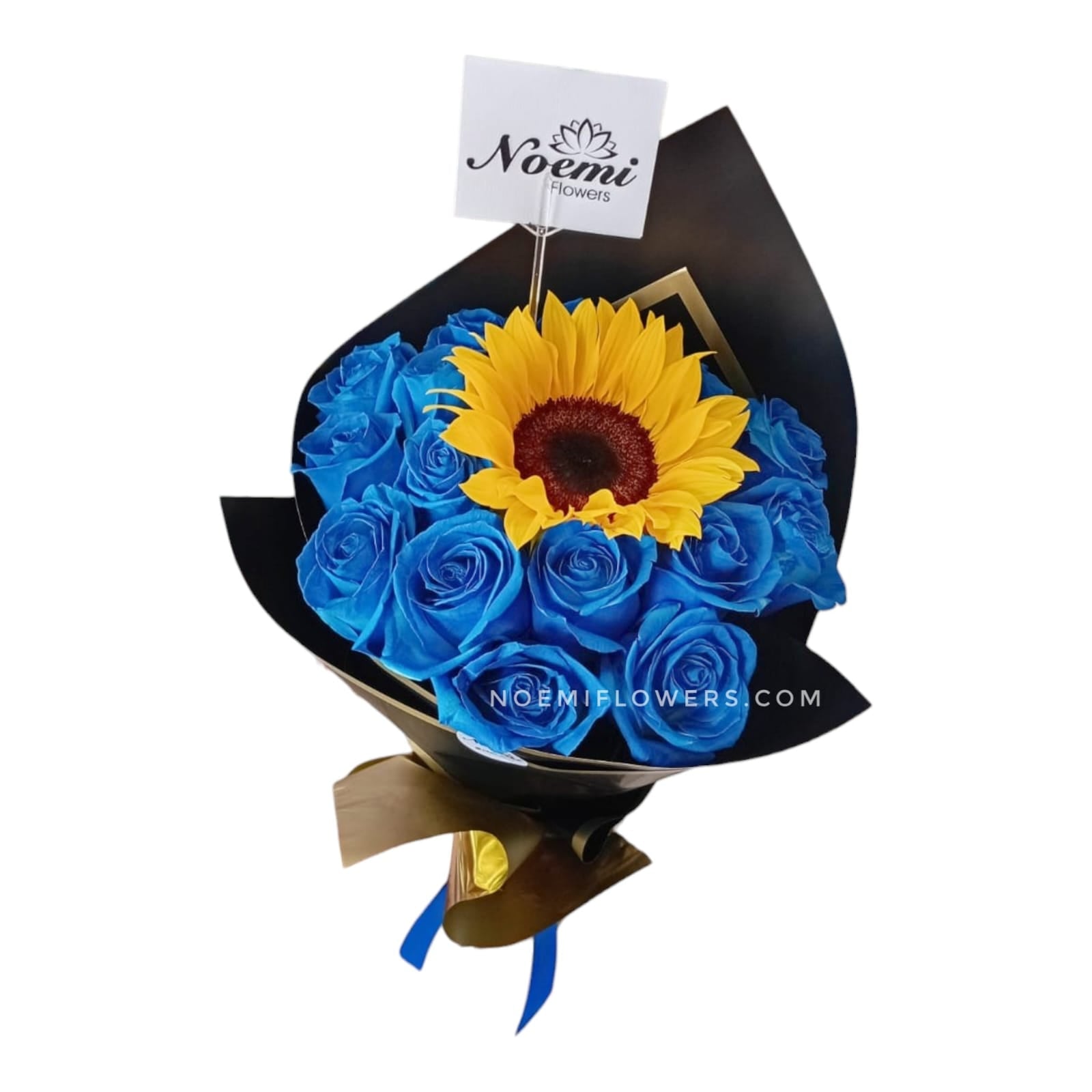 Confeccionado con rosas azules, girasol y papel decorativo - Floristería Noemi Flowers.