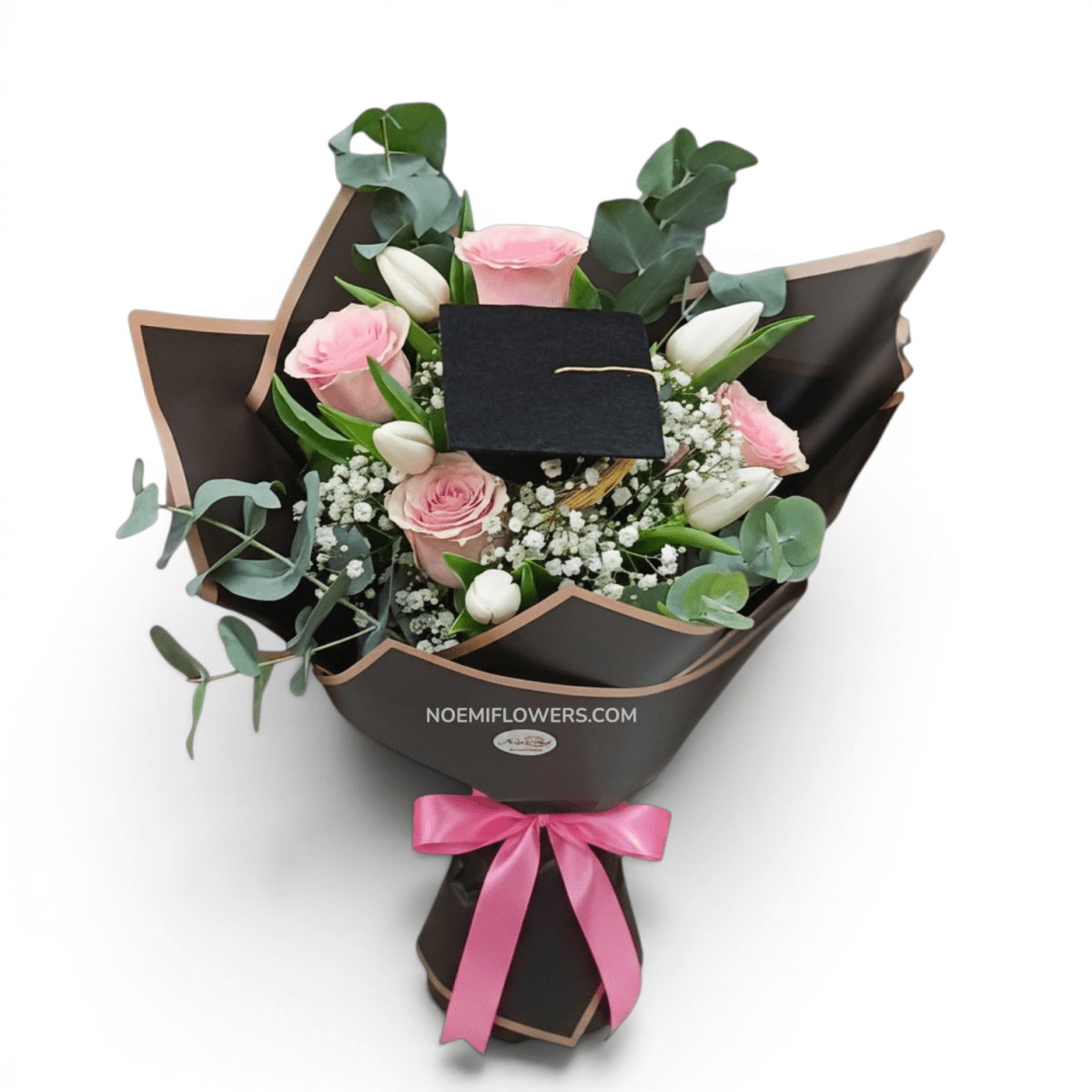 Confeccionado con rosas, eucalipto y gipsofilia - Floristería Noemi Flowers. 