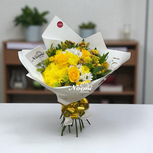Bouquet variado con rosas y flores amarillas y blancas 
