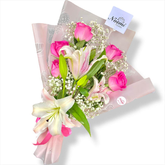 Bouquet de lirios, rosas y gilsofilia - Floristería Noemi Flowers. 