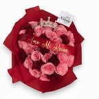 Bouquet de rosas rosadas y claveles rojo vino con diadema y cinta personalizada - Floristeria Noemi Flowers