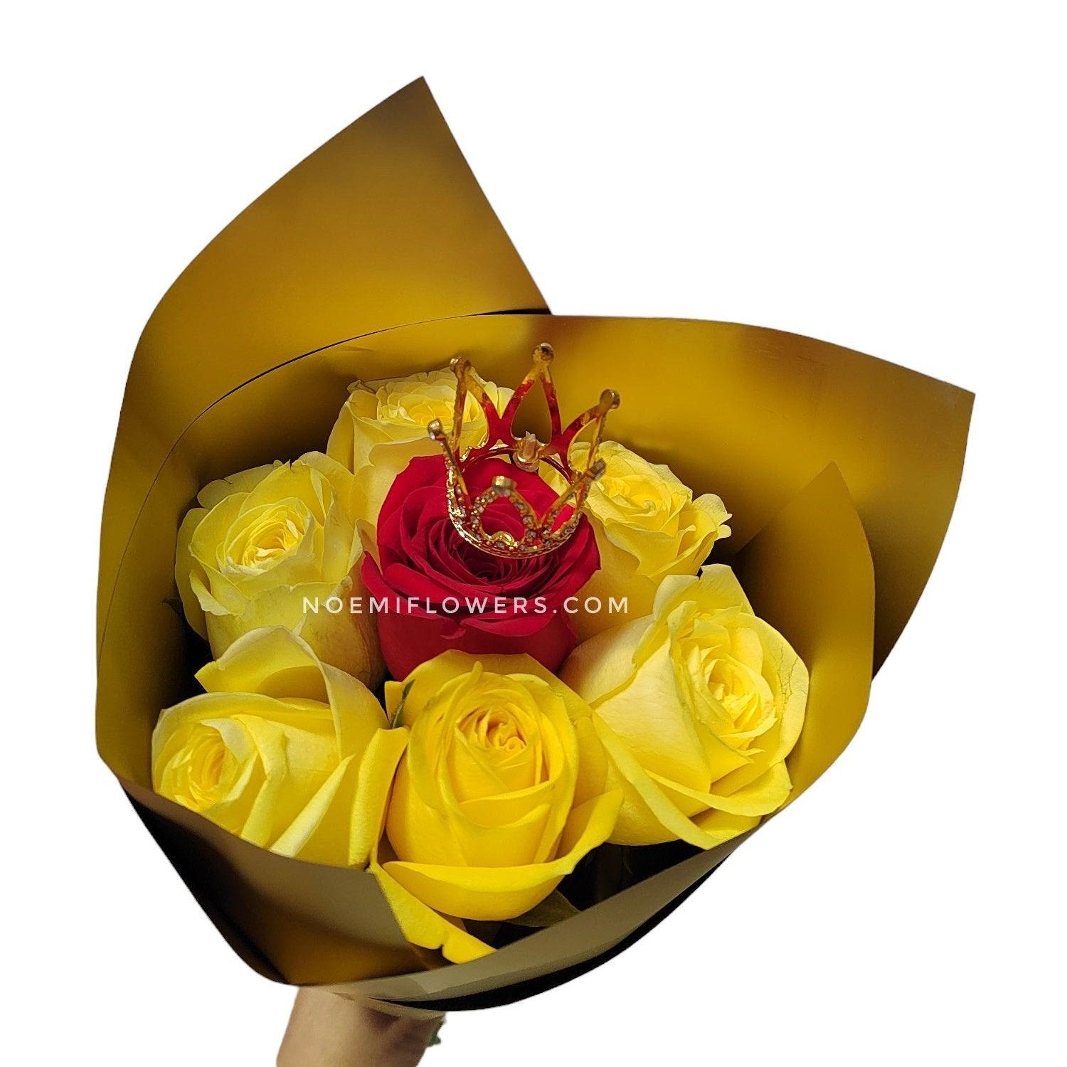 Confeccionado con rosas y corona mini - Floristería Noemi Flowers