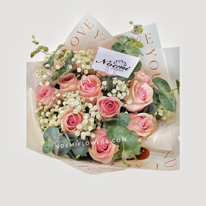 Rosas Rosadas y follaje envueltas en papel - Floristería Noemi Flowers