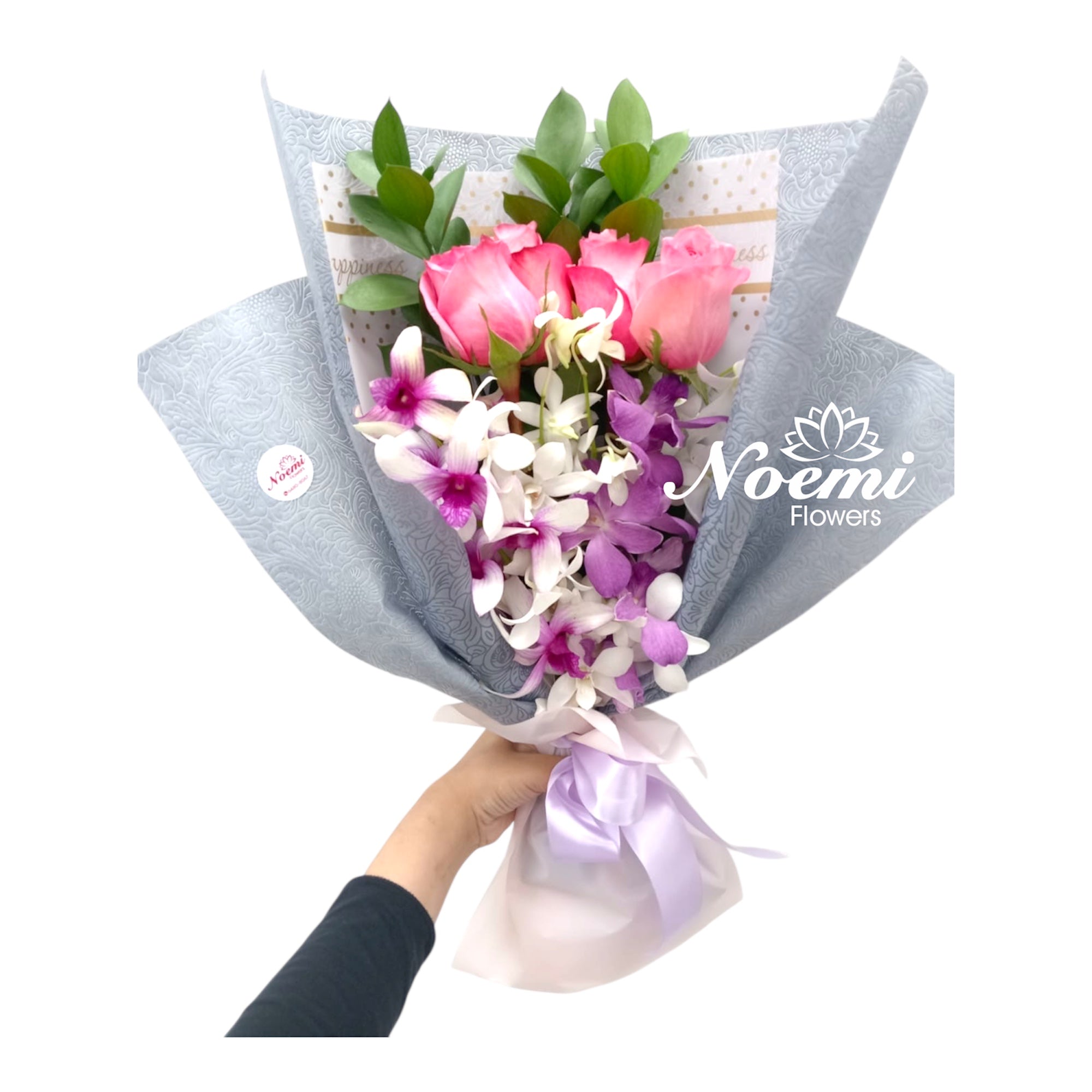 Confeccionado con rosas, orquídeas y ruscus - Floristería Noemi Flowers