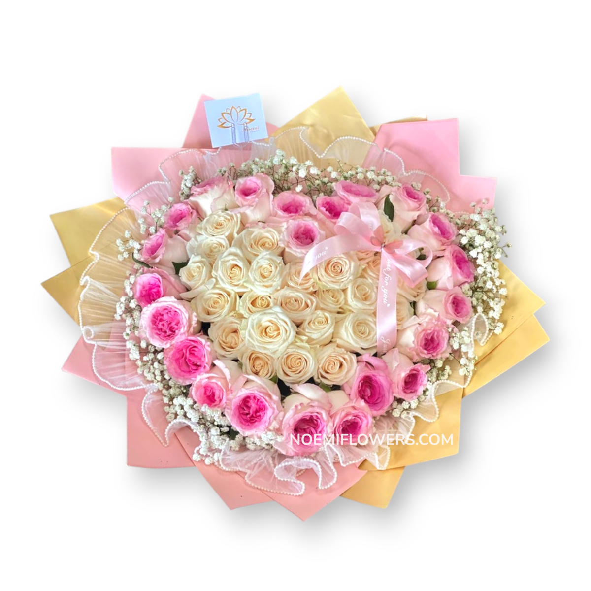 Elegante bouquet confeccionado con 50 rosas, gipsofilia y follaje variado - Floristería Noemi Flowers. 