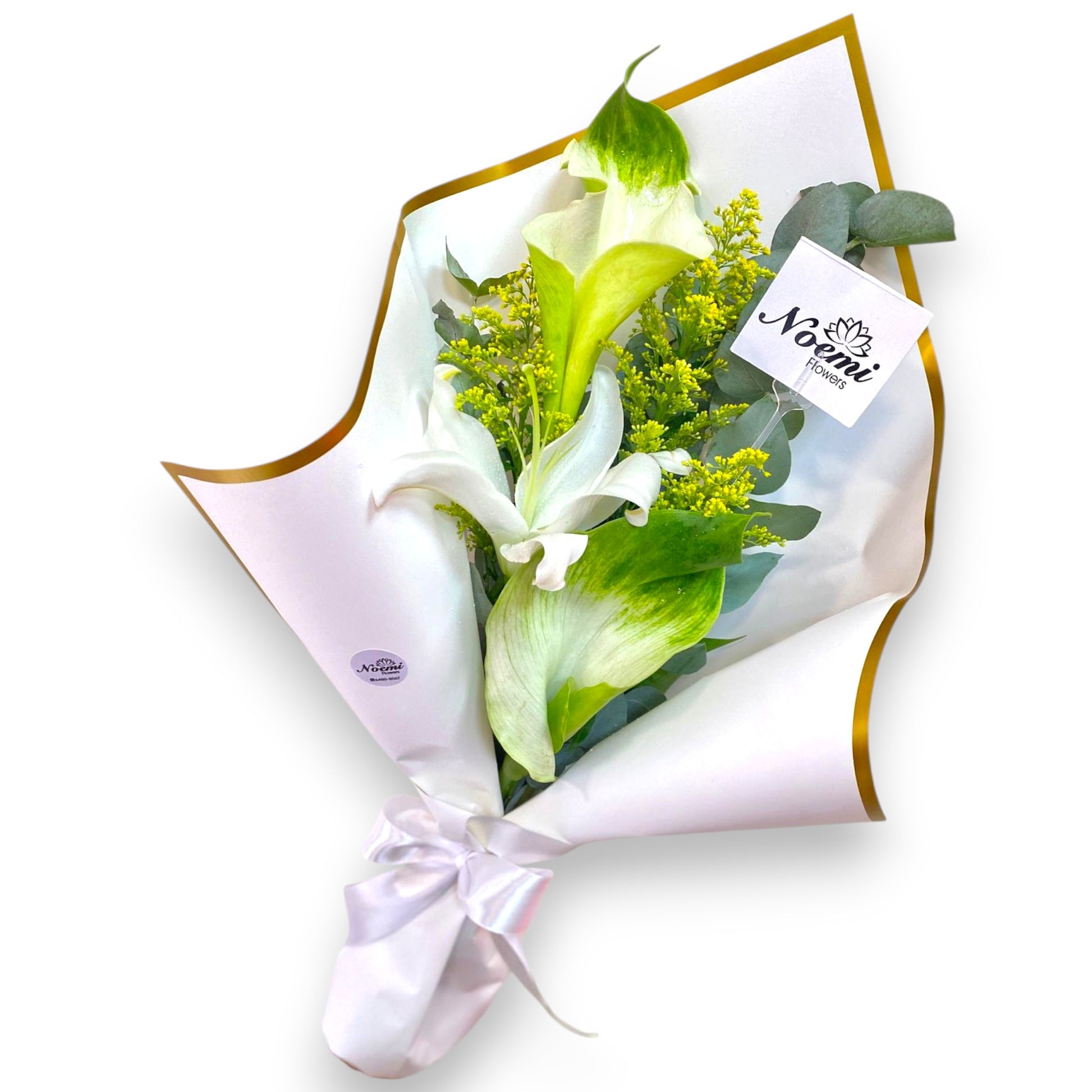 Arreglo confeccionado con calas y follaje variado - Floristería Noemi Flowers. 
