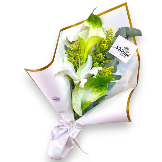 Arreglo confeccionado con calas y follaje variado - Floristería Noemi Flowers. 