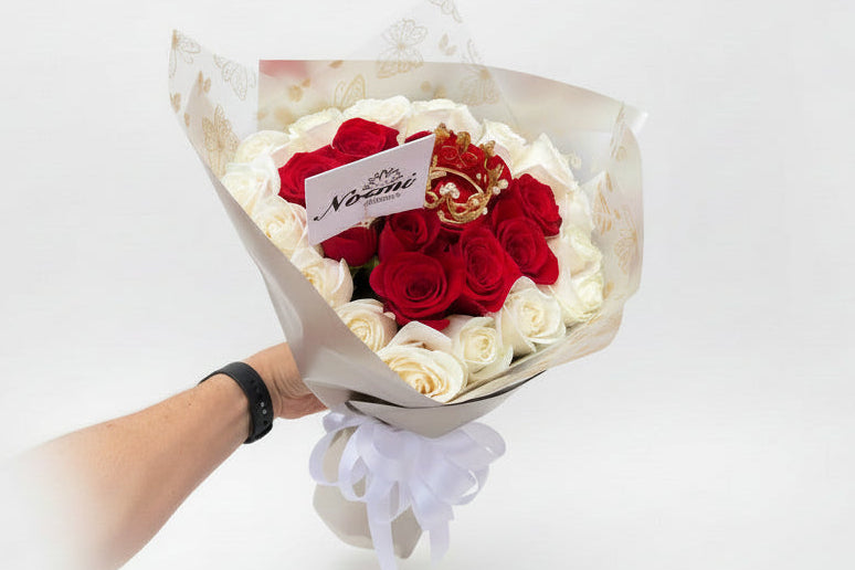 12 rosas rojas y 16 blancas coronadas con dorado y lazo satinado.- Floristería Noemi Flowers