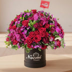 Caja de rosas, minirosas, claveles, hipericum, y follajes - Floristería Noemi Flowers.