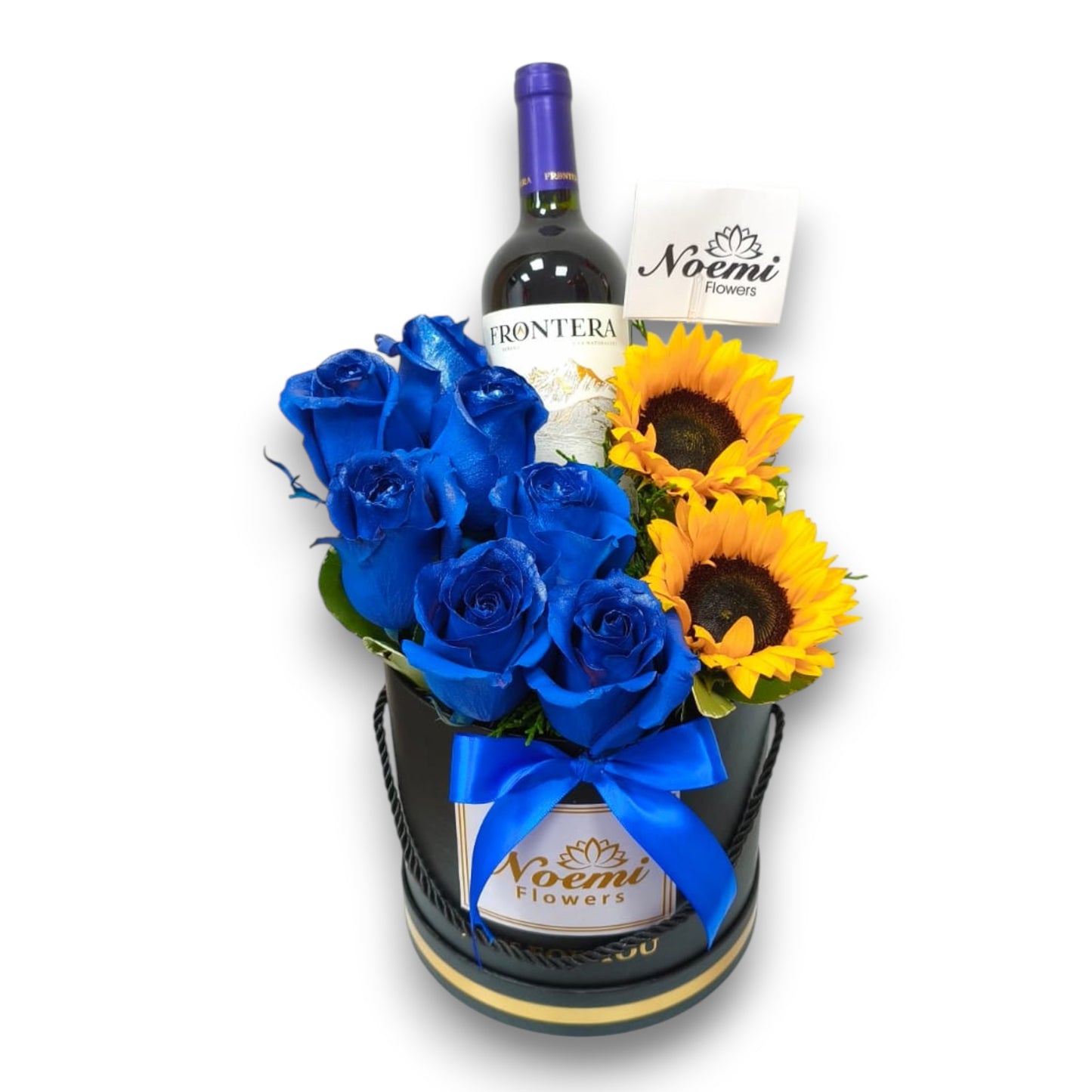 Confeccionado con rosas azules, girasoles y botella de vino 750 ml - Floristería Noemi Flowers. 