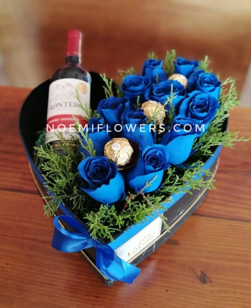 Caja Rosa Azules y Vino Tinto - Floristería Noemi Flowers