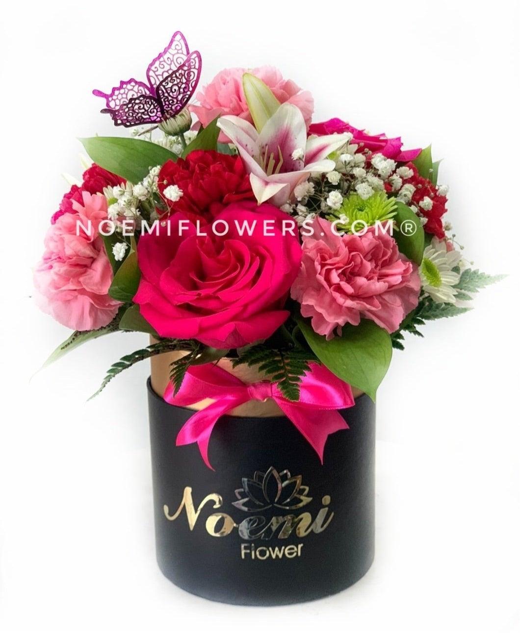 Caja negra con rosas y claveles - Floristería Noemi Flowers