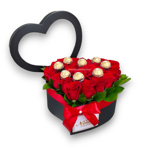 confeccionado con rosas y bombones ferreros roches en caja de  corazon - Floristería Noemi Flowers. 