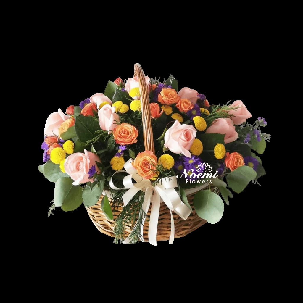 Confeccionada con rosas, pinochos y delicado follaje variado - Floristería Noemi Flowers. 