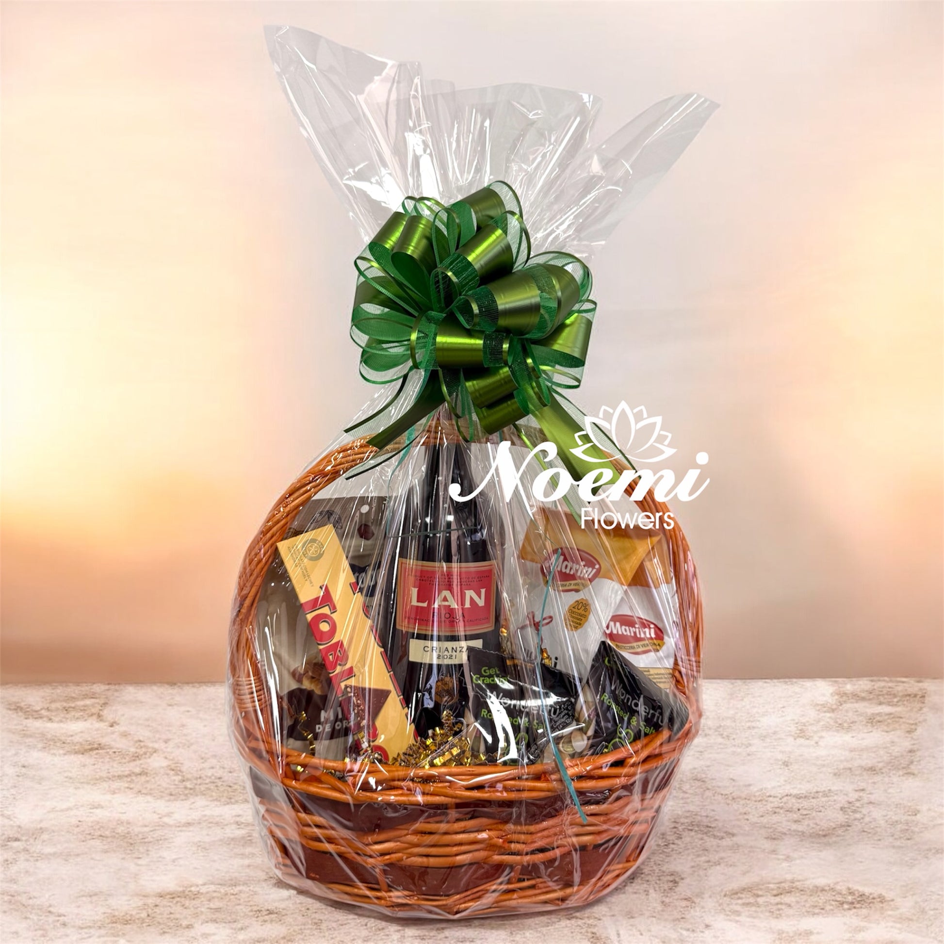 Canasta de Regalos con Vino chocolates Pistachos  y galletas - Noemi Flowers