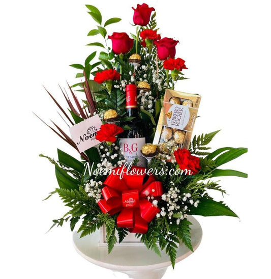 Arreglo de rosas y claveles con vino y bombones de Ferrero Rocher - Floristería Noemi Flowers