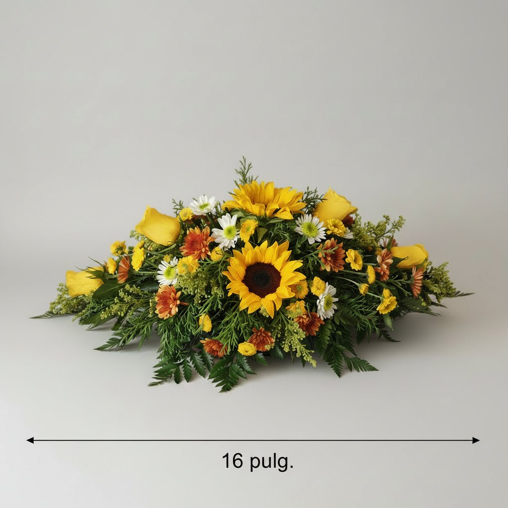 Centro de mesa mediano con rosas, girasoles y flores variadas además de follaje - Floristería Noemi Flowers