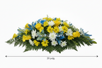 Centro de mesa que combina la belleza de los crisantemos en tonos azul con lirios y rosas amarillas vibrantes - Floristería Noemi Flowers.