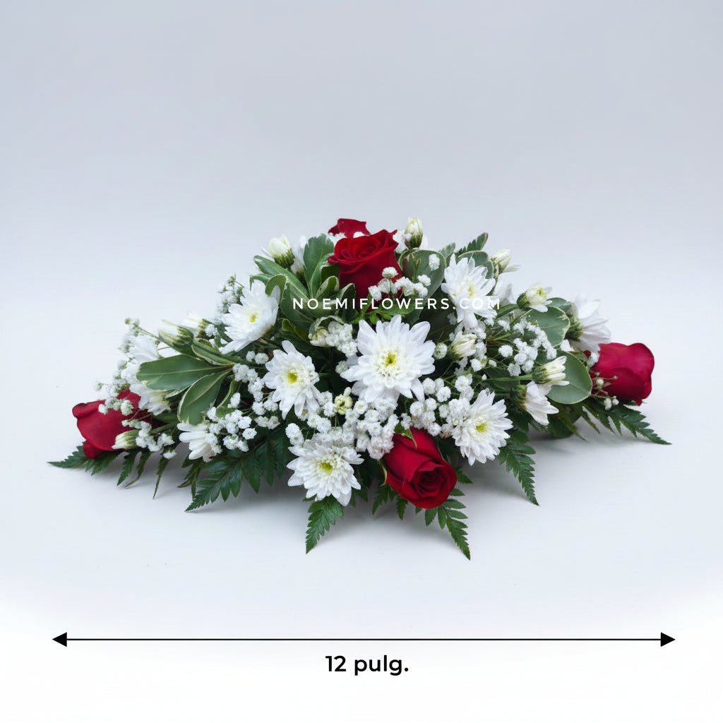 Centro de mesa alargado que combina rosas y crisantemos frescos con follaje variado - Floristería Noemi Flowers