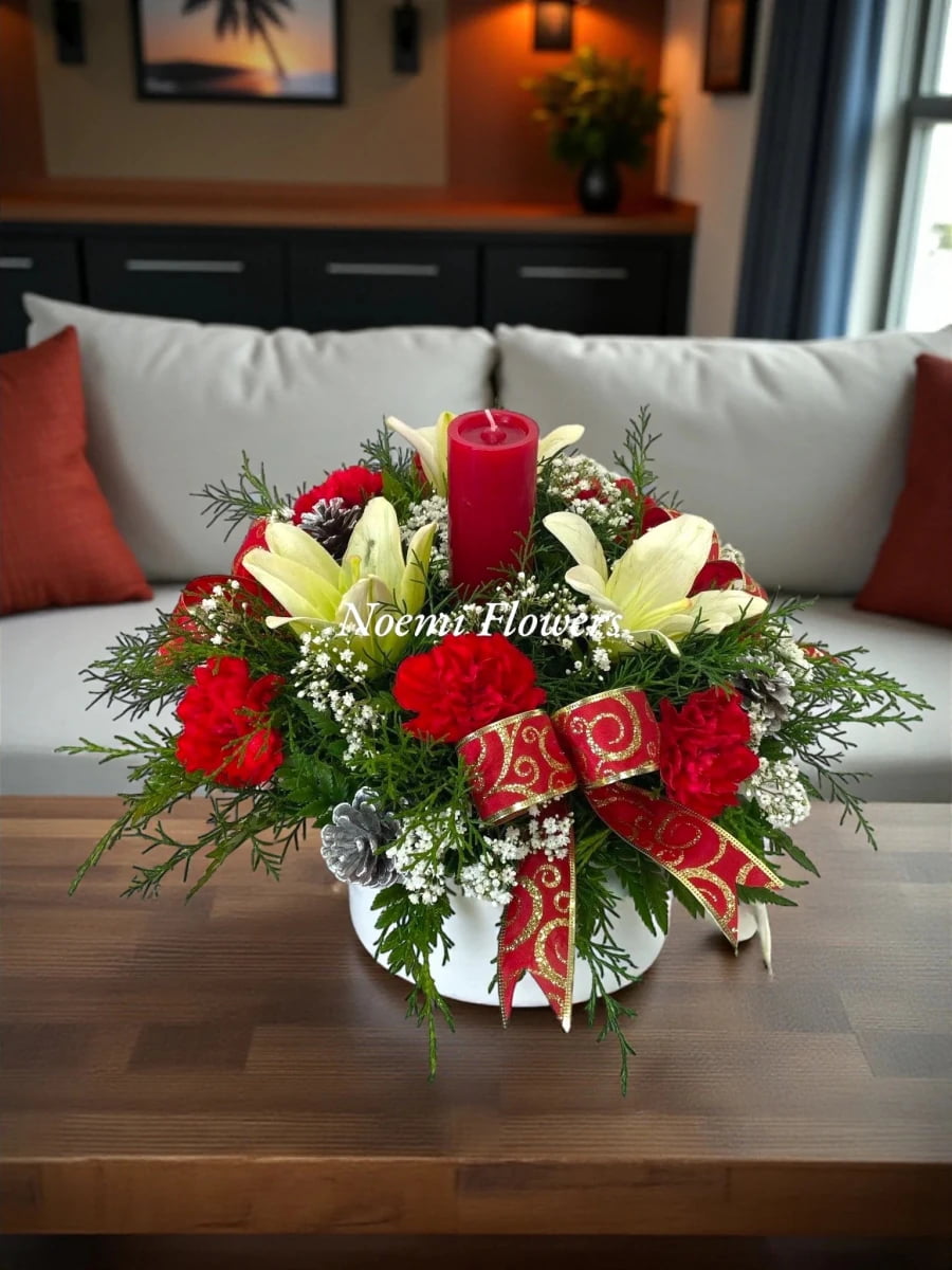 Centro de mesa navideño con claveles rojos, lirios, pino y 1 vela