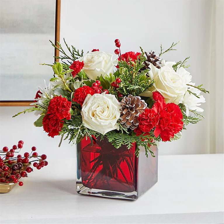 Arreglo floral confeccionado con rosas, claveles pino y pinas - Floristería Noemi Flowers.