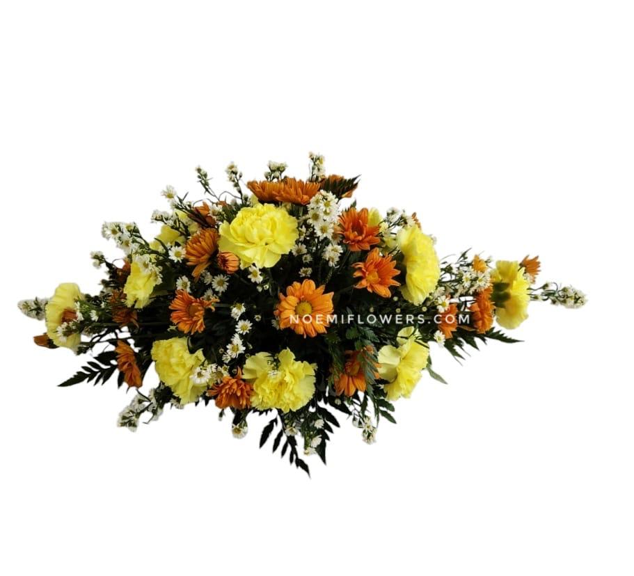 Centro de mesa confeccionado con frescos claveles y margaritas acompañado con follaje variado según disponibilidad - Floristería Noemi Flowers. 