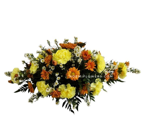 Centro de mesa confeccionado con frescos claveles y margaritas acompañado con follaje variado según disponibilidad - Floristería Noemi Flowers. 