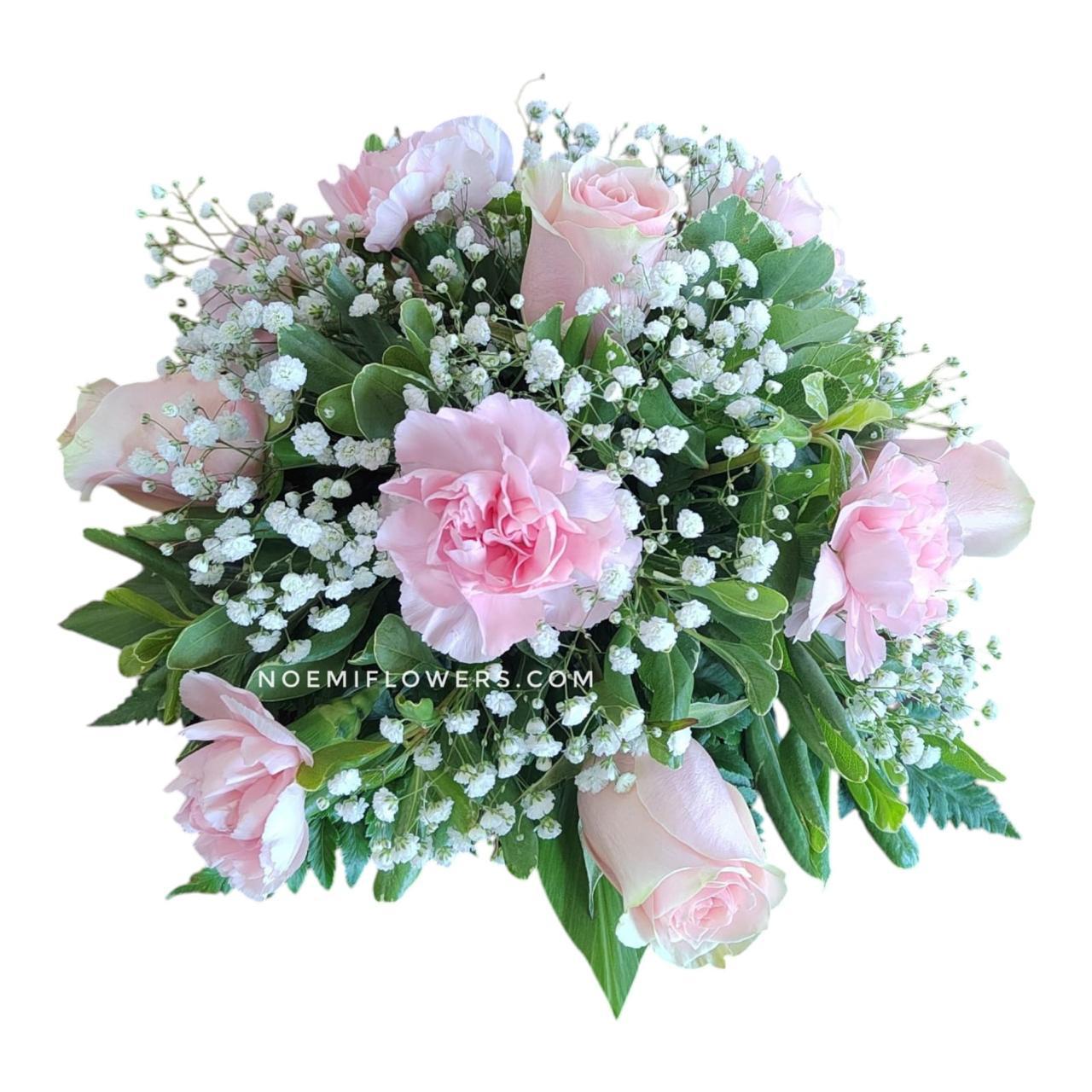 Centro de mesa con rosas y claveles rosados - Floristería Noemi Flowers