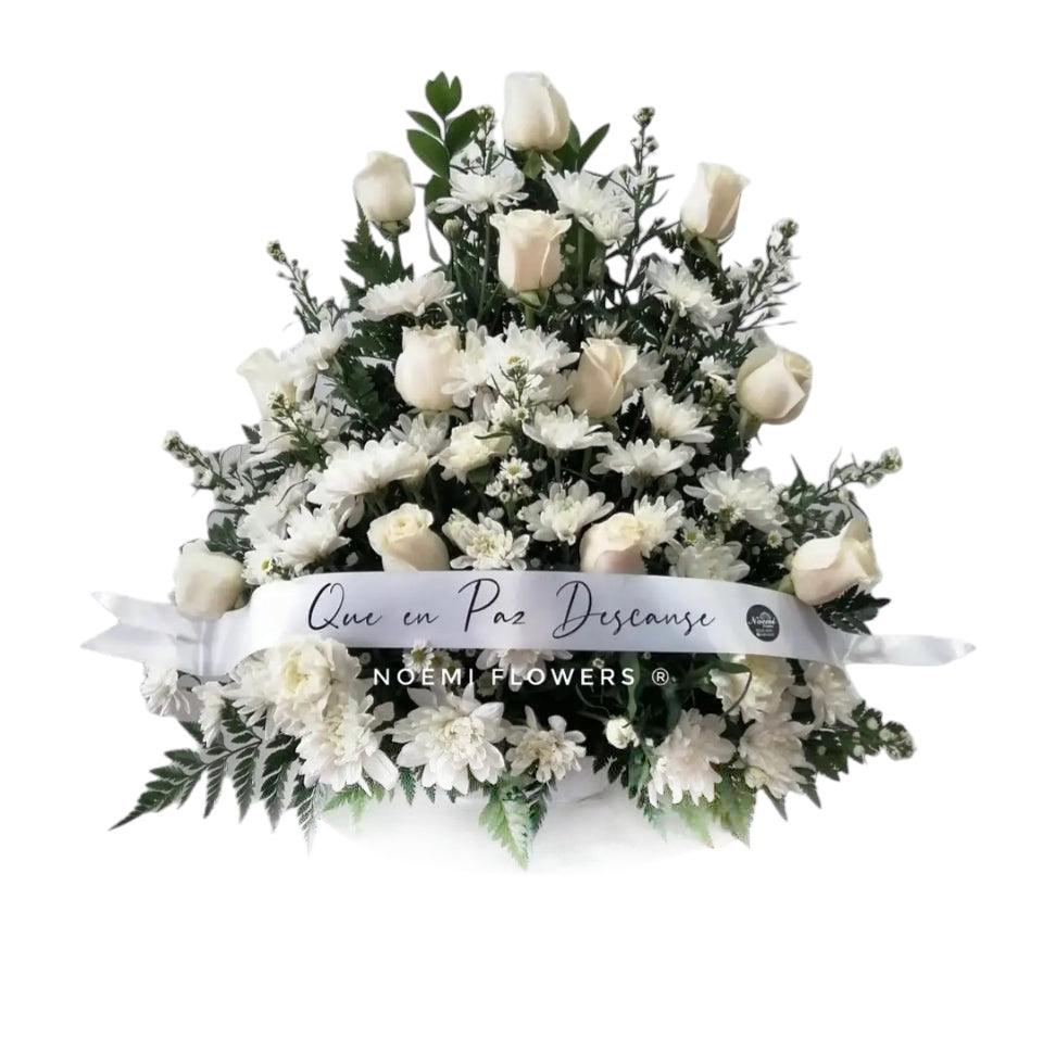 Condolencias 02  confeccionado con 12 rosas, crisantemos y follaje variado - Floristería Noemi Flowers
