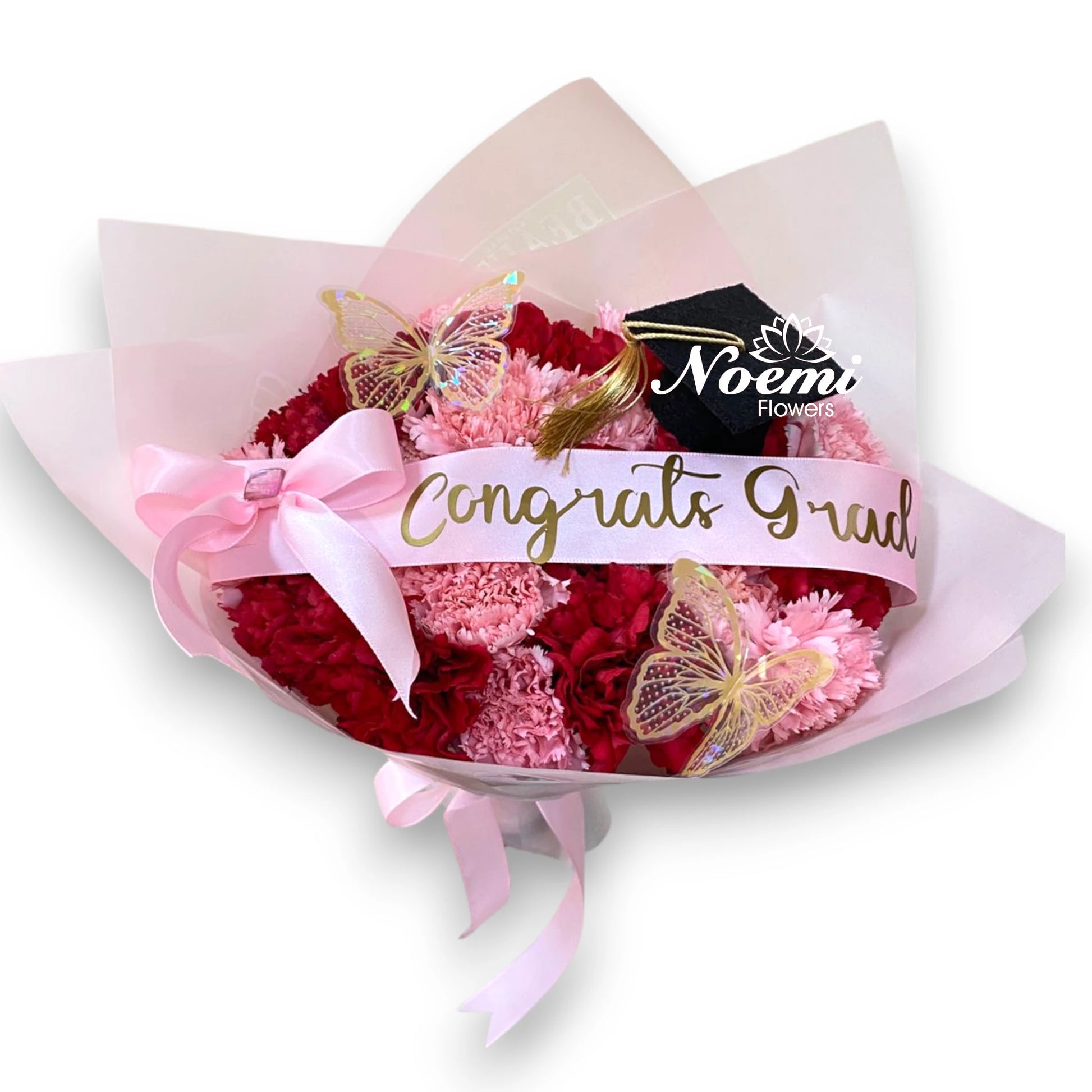 24 claveles en tonos de rosa y rojo, con delicados detalles de mariposas y birrete, cinta personalizada y un lazo decorativo - Floristería Noemi Flowers.