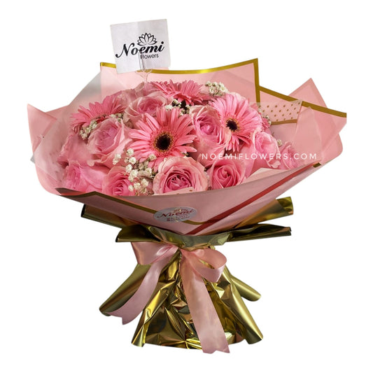Arregloi floral confeccionado con 20 rosas rosadas,  3 gerberas y gipsofilia -Floristería Noemi Flowers.